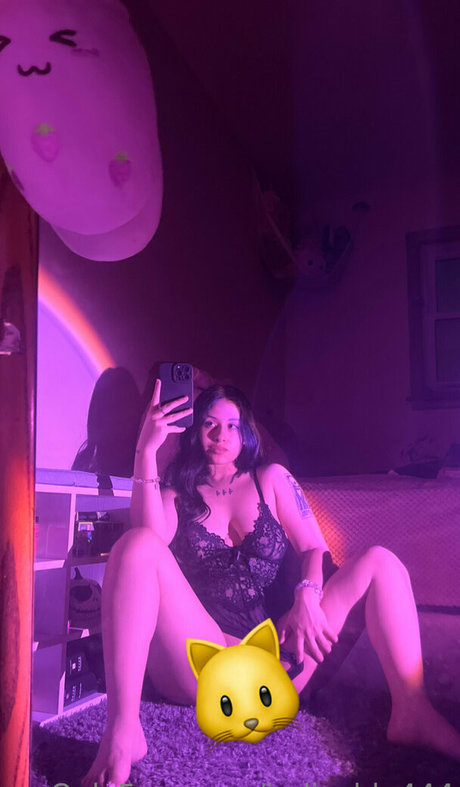 Indicablu444 ポルノスター 可愛い 写真