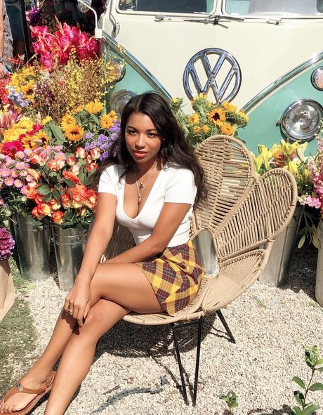 Mica Burton プロフィール写真