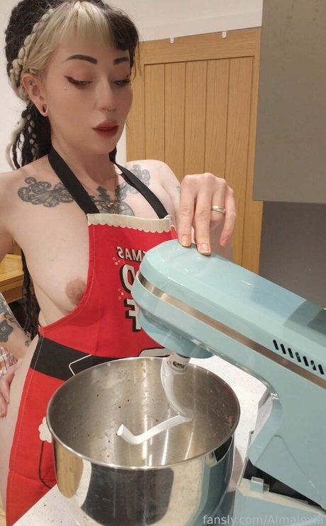 Almalexia ポルノスター ヌード 画像