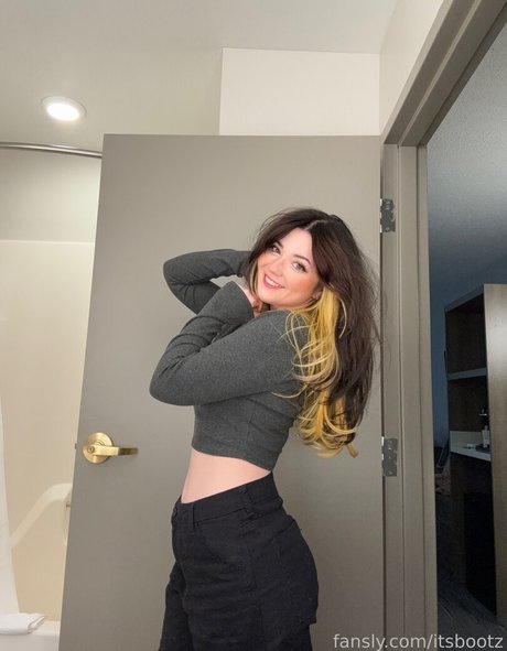 Itsbootz 裸のモデル 写真