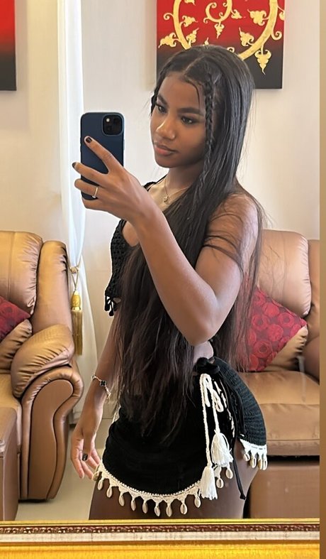 Luiza Semeao 裸のスター 写真