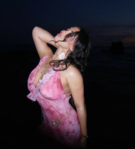 Asia Monet Ray 美しいスター 写真