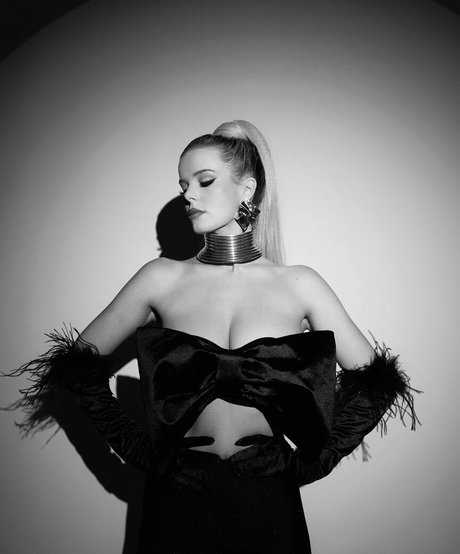 かわいいブロンドのオンリーファンズ 無料ヌード 写真