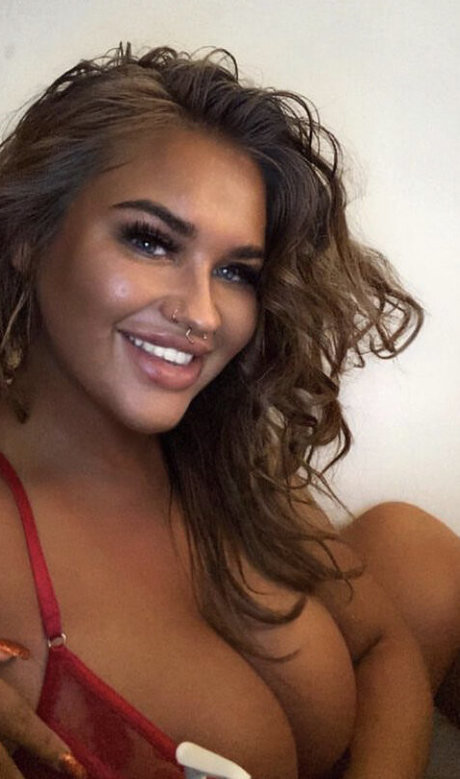 巨乳で痩せているオンリーファンズ エロ 画像