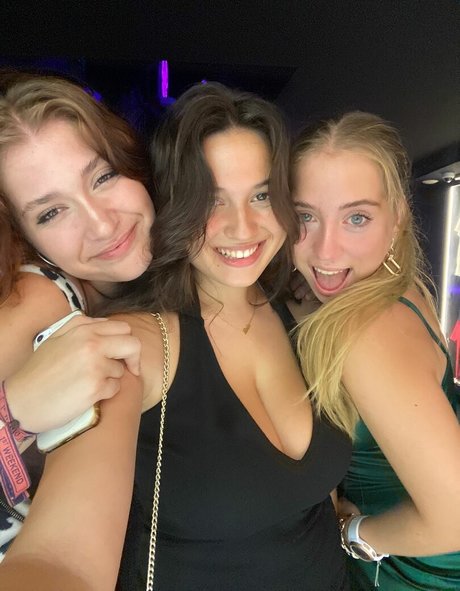 センターフォールド オンリーファンズ 無料エロ 写真