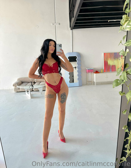 Caitlin McConville アダルト女優 写真