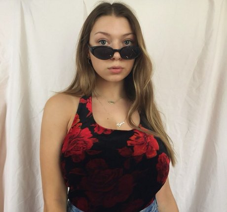 Sara Brooks ポルノモデル 写真