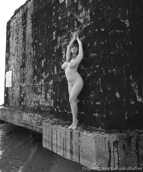 spanishxbarbiiefree エロティックモデル 写真