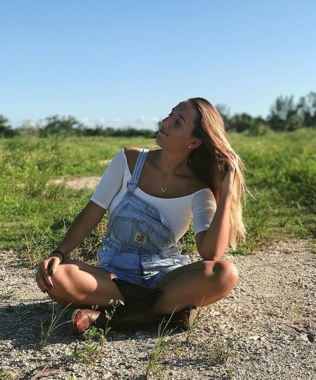 エモな痴女オンリーファンズ ポルノ 写真