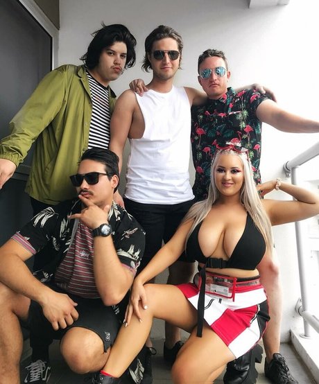 Aimee Young ポルノスター 写真