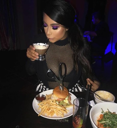 ぽっちゃりブロンドのオンリーファンズ セクシー 写真