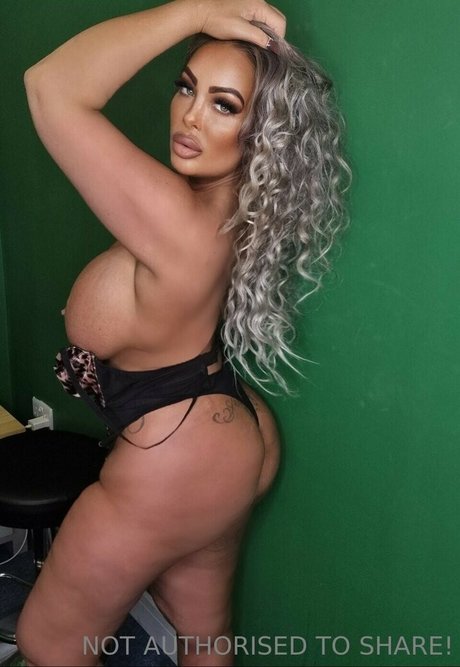 ヌード妻オンリーファンズ ポルノグラフィック 写真