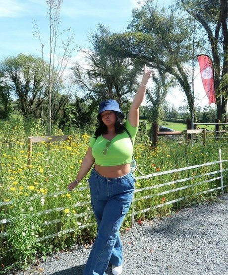 caravernon ポルノスター 可愛い 写真