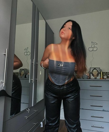 caravernon エロティックなスター アーカイブ