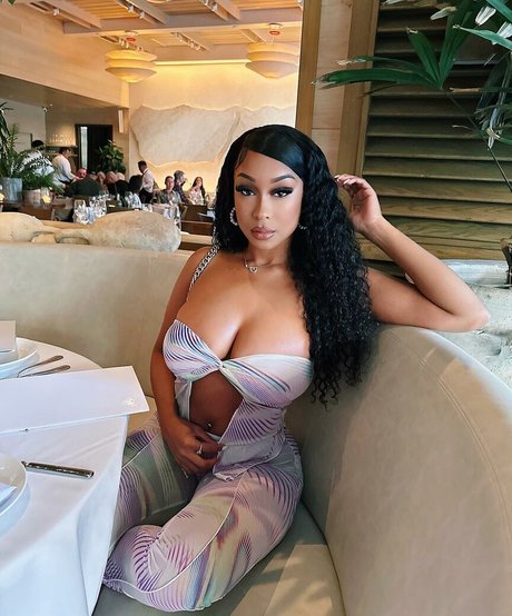 ランジェリーヌードオンリーファンズ パーフェクト 画像