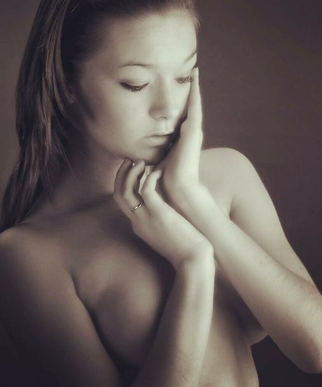 llannagg アート女優 写真