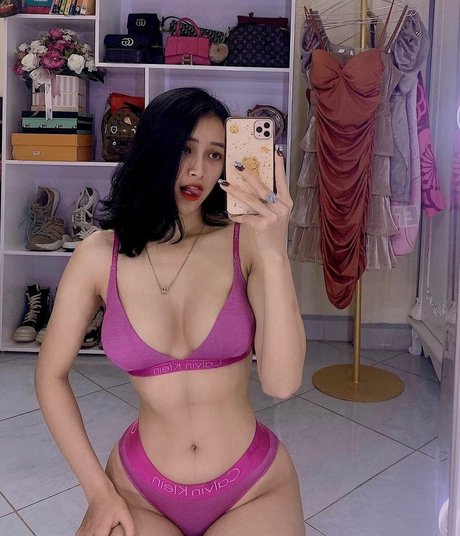 Kieu Oanh 裸の女優 写真