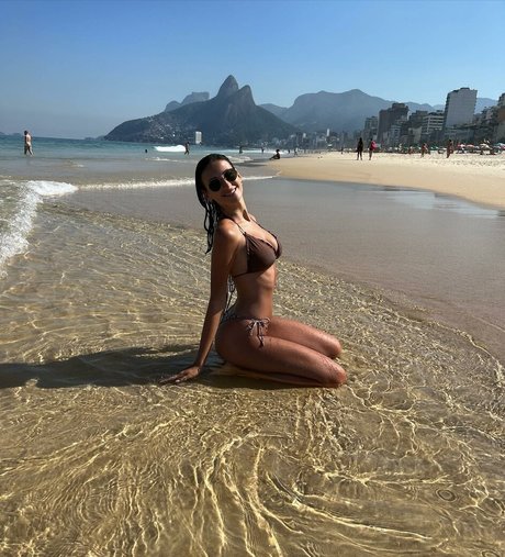 巨乳カップルオンリーファンズ ヌード 写真