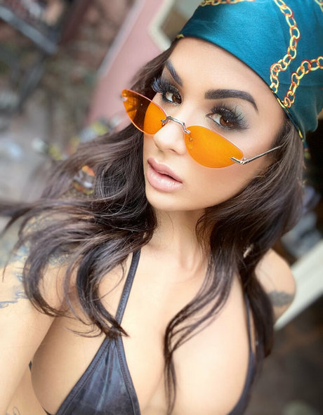 ボディビルダーヌードオンリーファンズ セクシーヌード 写真