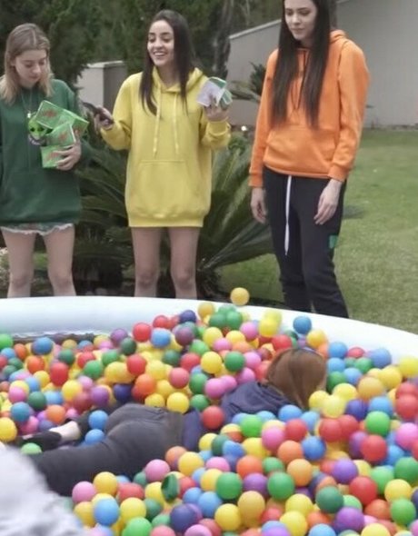 Loud Thaiga エロティックなスター 写真