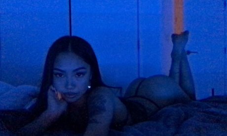 平らな胸のオンリーファンズ セクシーヌード 写真