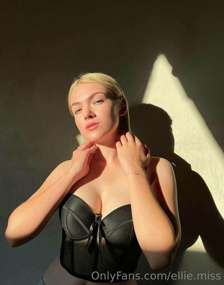 巨乳ストリップオンリーファンズ ホット裸 ギャラリー