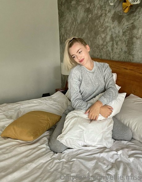 ティーンレズビアンオンリーファンズ ホット裸 画像