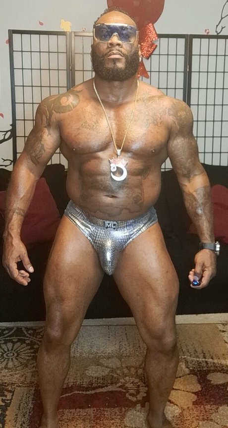 ボディビルダーヌードオンリーファンズ ポルノ ギャラリー