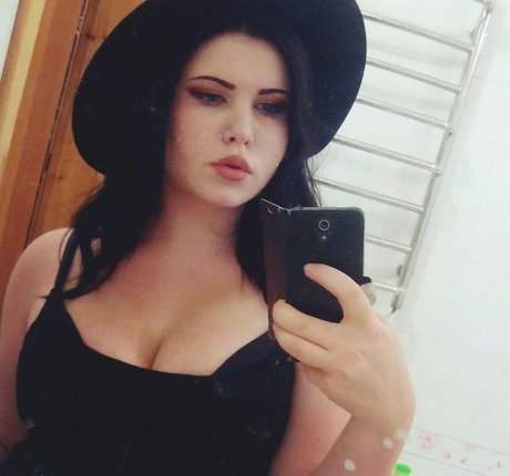 Anna Bernadi ホットなポルノスター ギャラリー