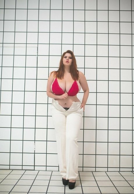 尖ったおっぱいオンリーファンズ ホットセクシー 写真