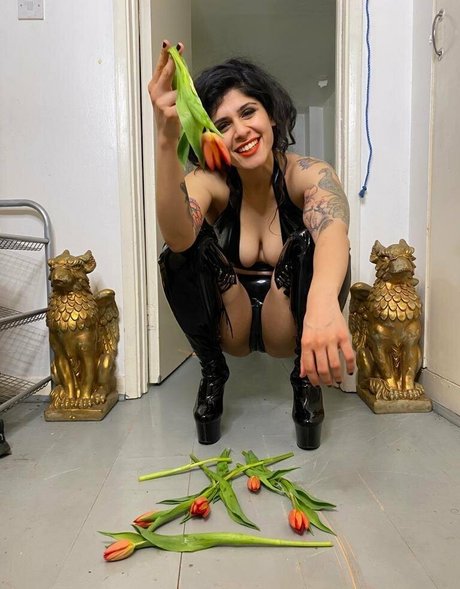 巨乳で痩せているオンリーファンズ アート裸 ギャラリー