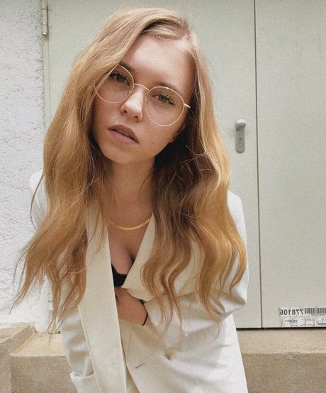 Anna Kauer アートスター アーカイブ