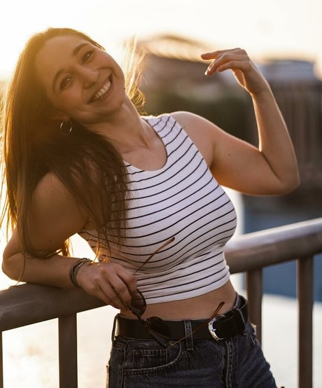 黒檀の濡れたおまんこオンリーファンズ ヌード 写真