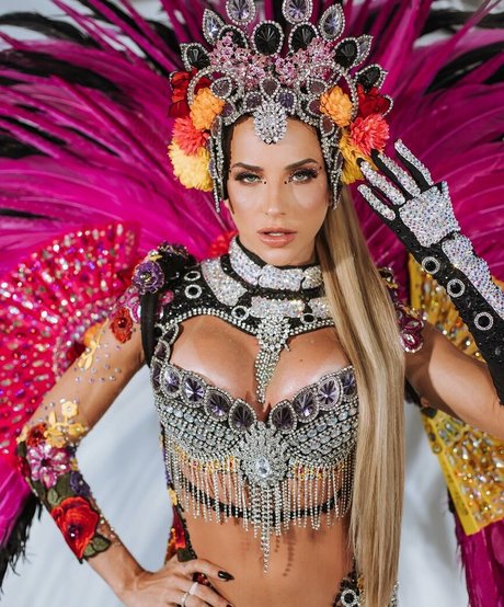 ジムのインフルエンサーオンリーファンズ セクシー裸 写真