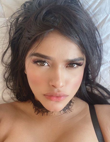 セクシーなブルネットのオンリーファンズ ホット 写真