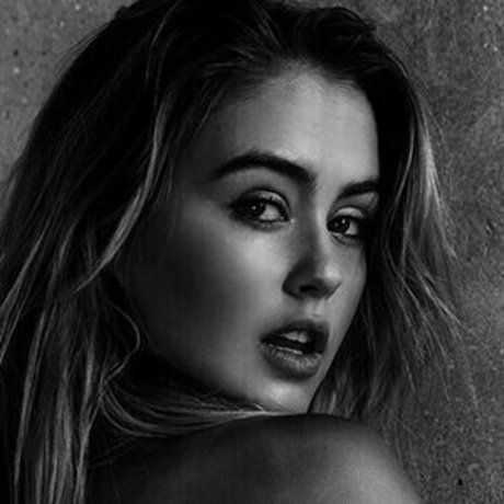 Steph Claire Smith ヌードスター ギャラリー