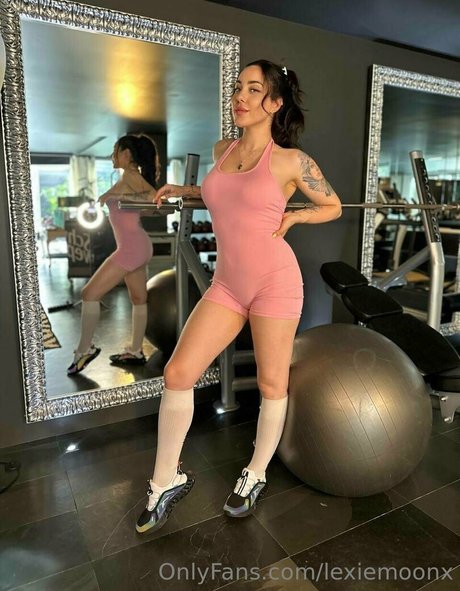 オンリーファンズを崇拝する ヌード 画像