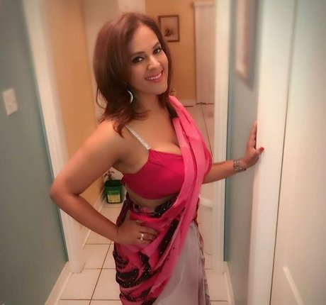 小さなおっぱいオンリーファンズ アート裸 画像