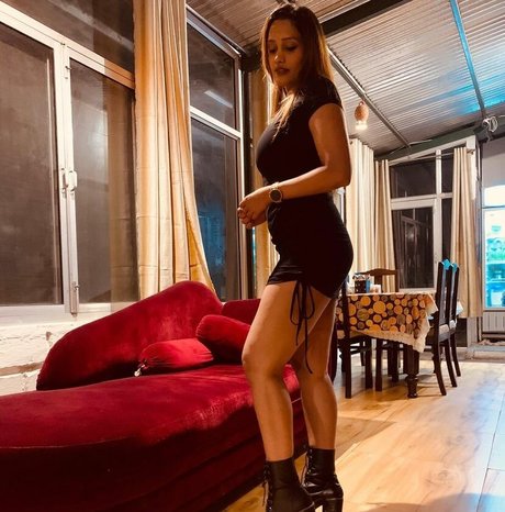 Akanksha Jain ポルノモデル 画像