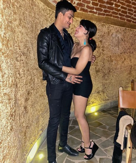 tvishagulatii エロティックなスター 画像