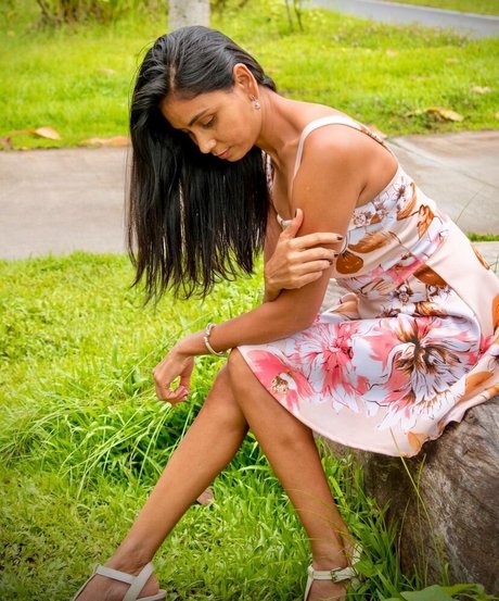 Shivani エロティックなポルノスター ギャラリー