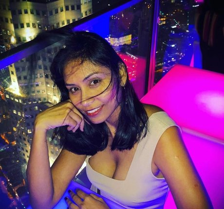 Shivani 完璧なモデル 写真