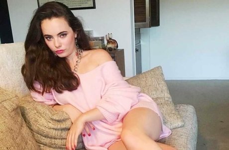 Freya Tingley ヌードモデル 画像