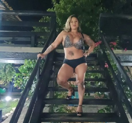 Esther Exhib プロフィール写真