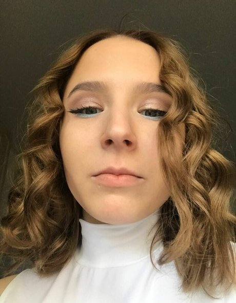 尖ったおっぱいオンリーファンズ ポルノ 画像