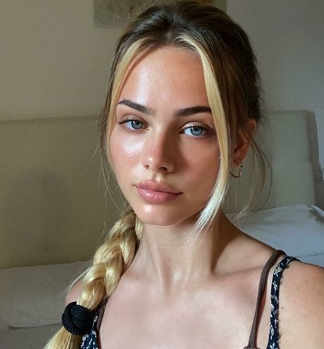 Sara Crumbleleg 女優 画像