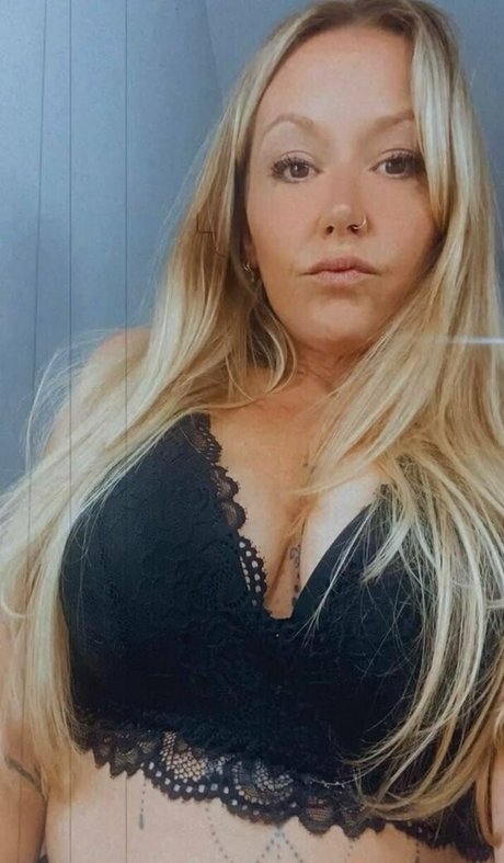 ティーンフィンガリングオンリーファンズ セクシーヌード 写真