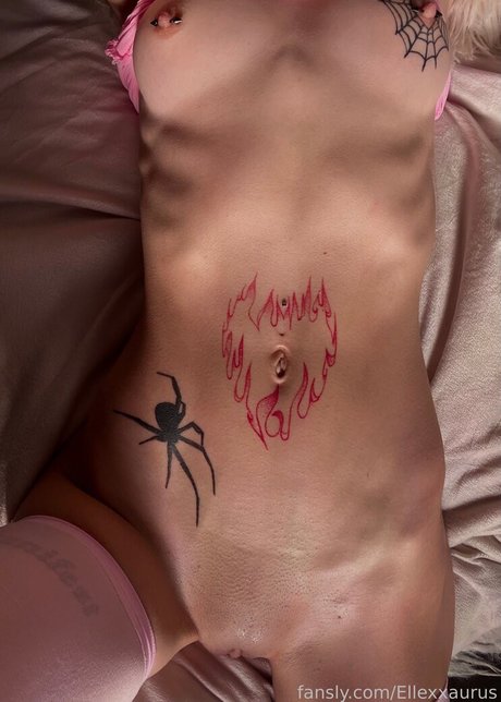 巨乳タトゥーオンリーファンズ 美しいヌード 写真