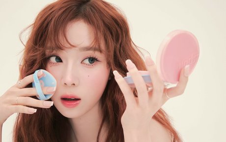 金髪の筋肉オンリーファンズ 美しいヌード ギャラリー