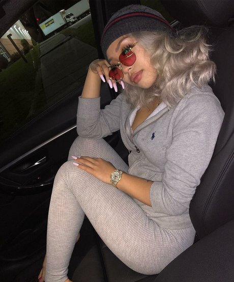 曲線美のブロンドオンリーファンズ ポルノ 画像